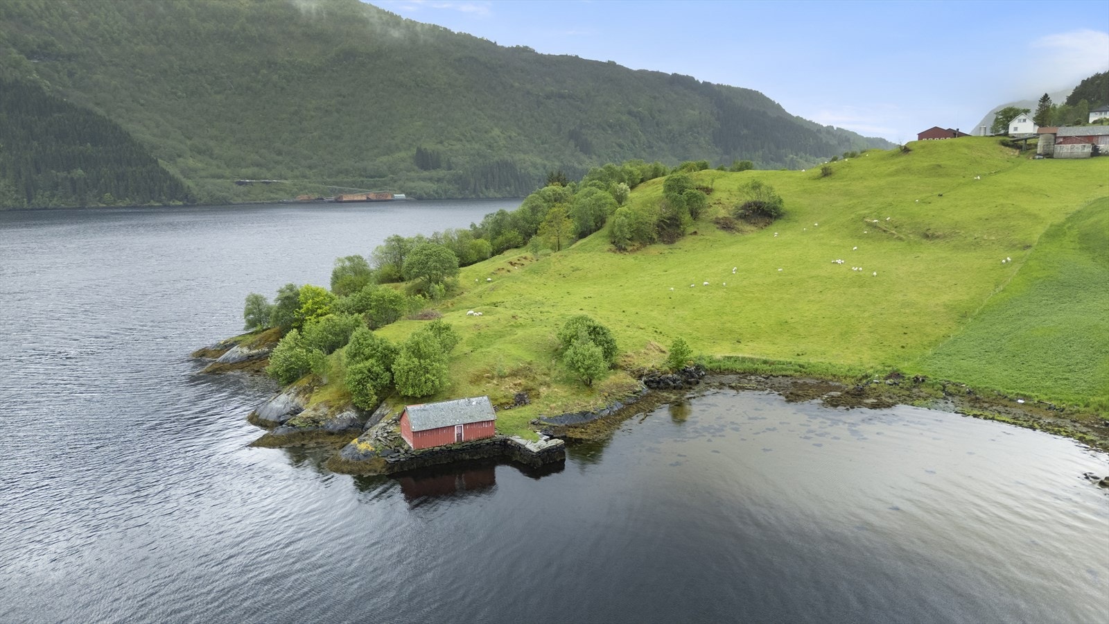 Naustet ligg idyllisk til ved vasskanten. Galleribilde