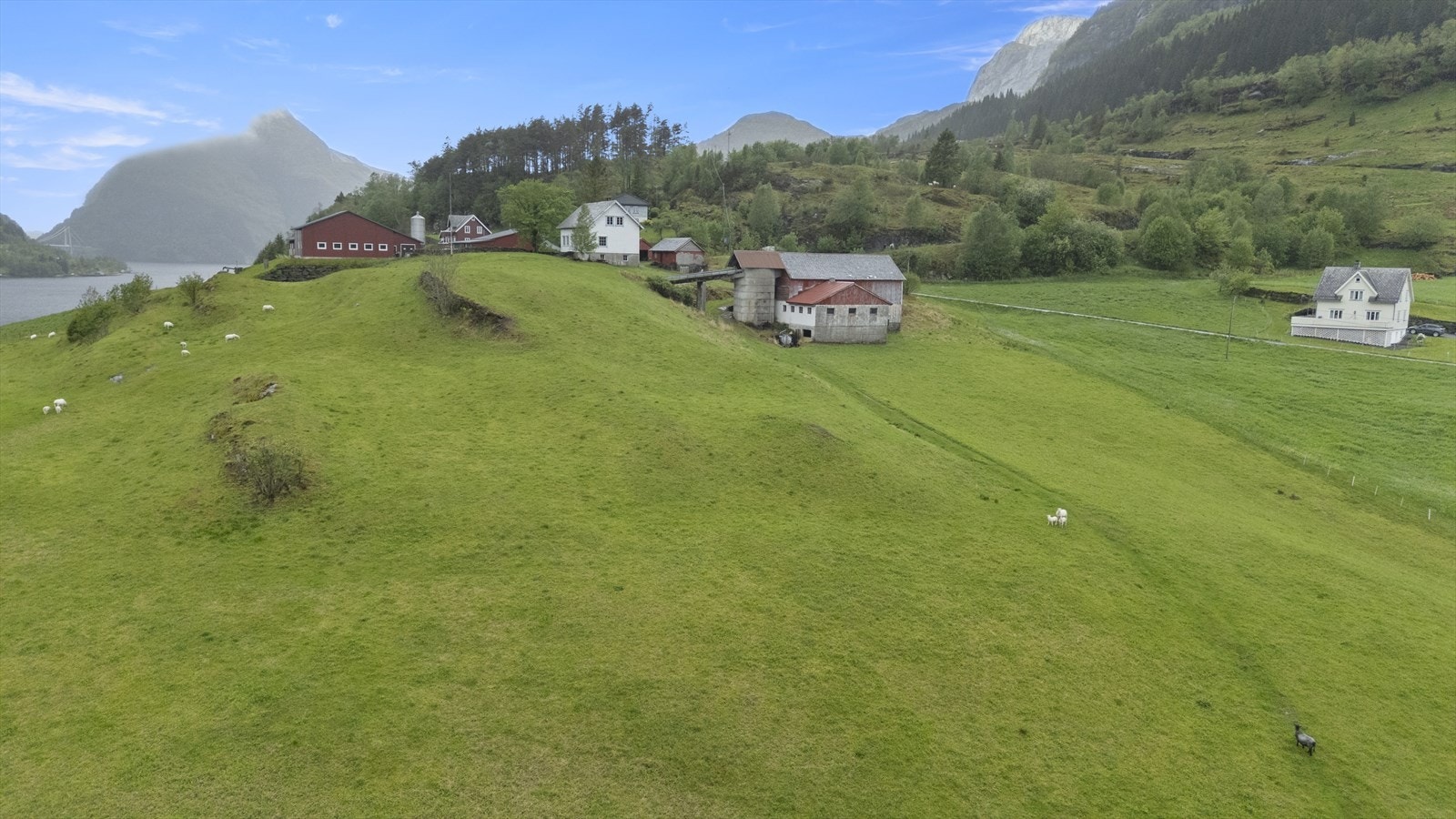 Dyrka mark på bruket er i dag utleigd til nærliggande gard som brukar det til saue-beite Galleribilde