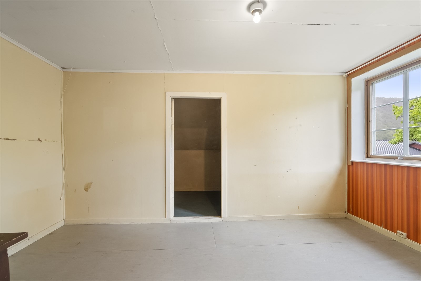 Loftet har fleire rom og boder Galleribilde
