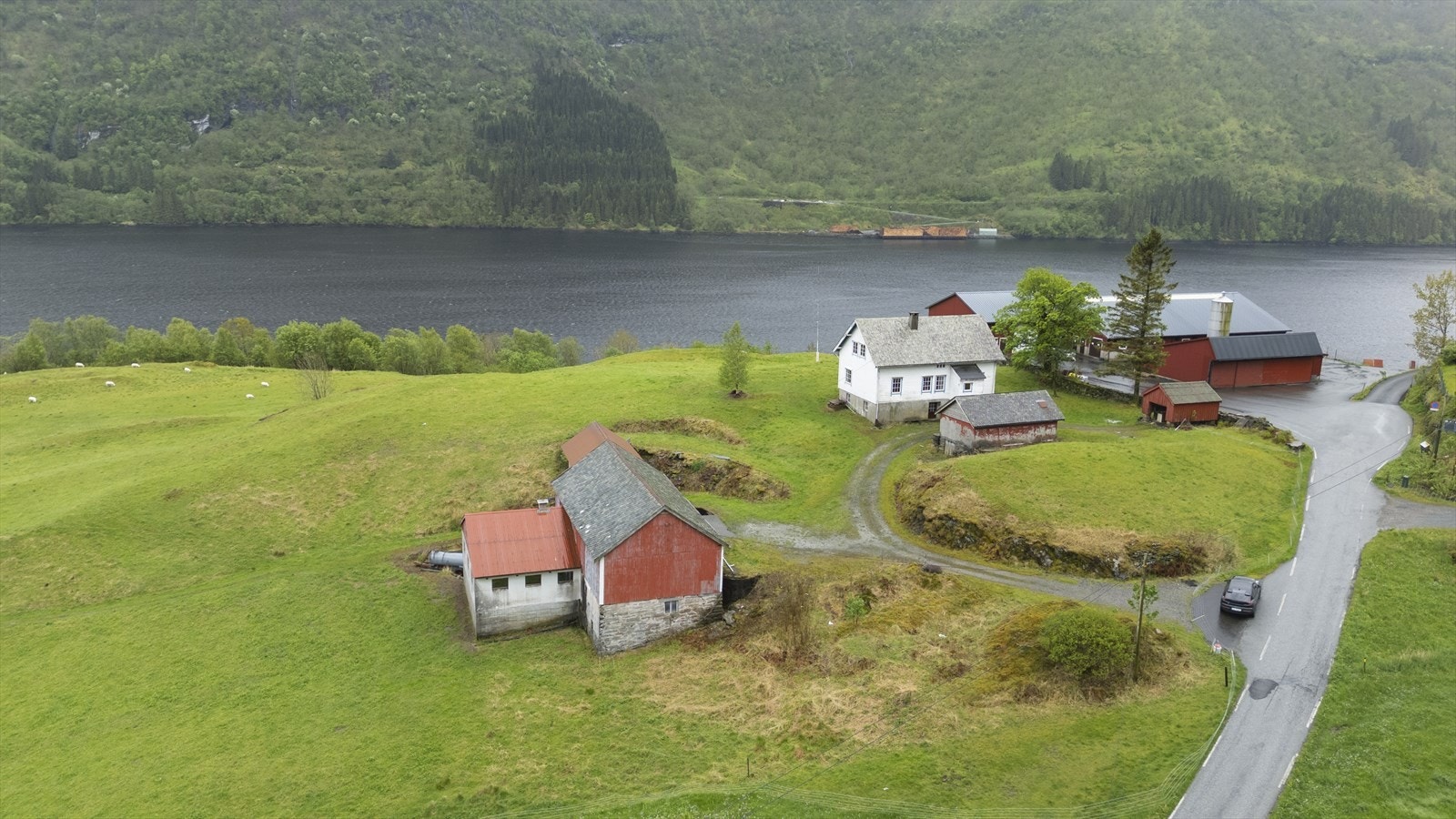 Bygningane ligg på eit høgdedrag med flott utsikt over fjorden og området rundt Galleribilde