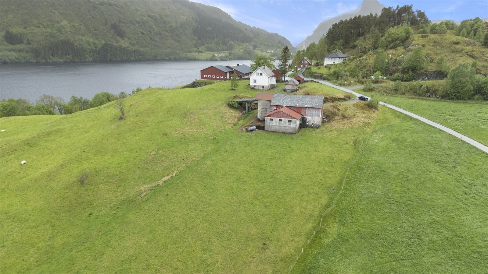 Eigedommen ligg fritt og usjenert til i landlege omgivnader. Galleribilde