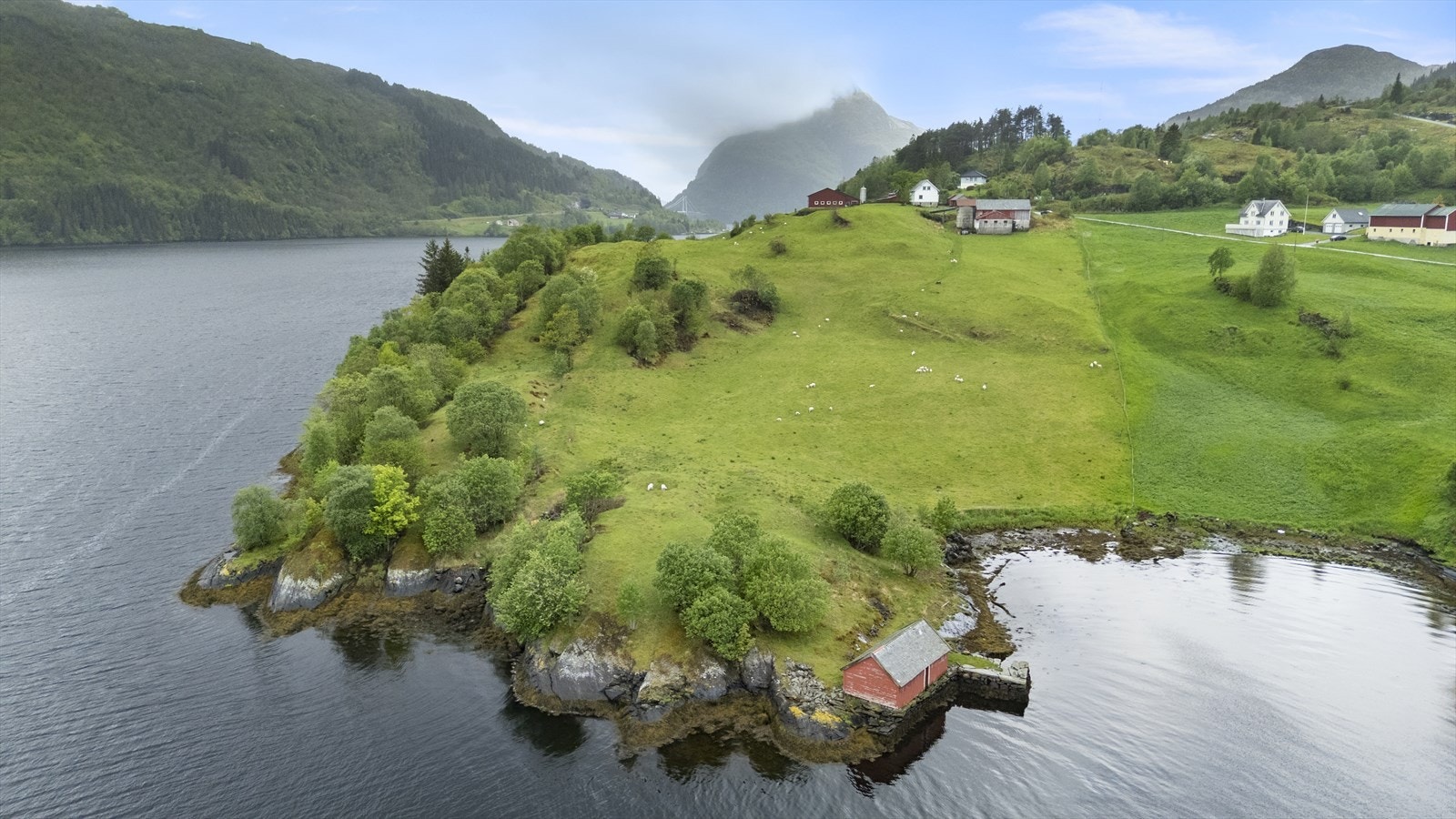Eigedommen strekker seg ned til fjorden kor ein har naust og molo Galleribilde