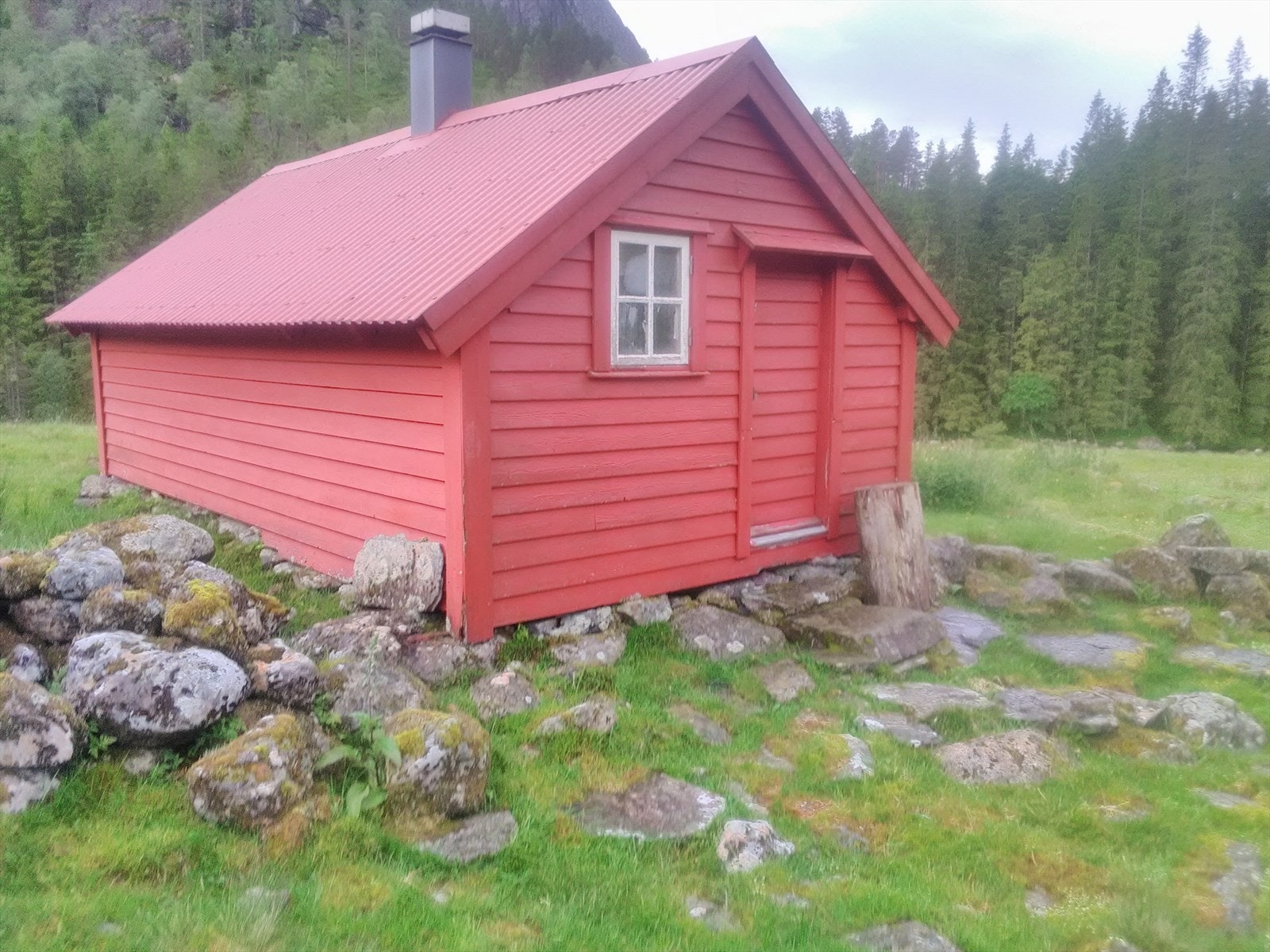 Stølshus som følg med eigedomen - her er felles skogsveg heilt opp i stølsområdet Galleribilde