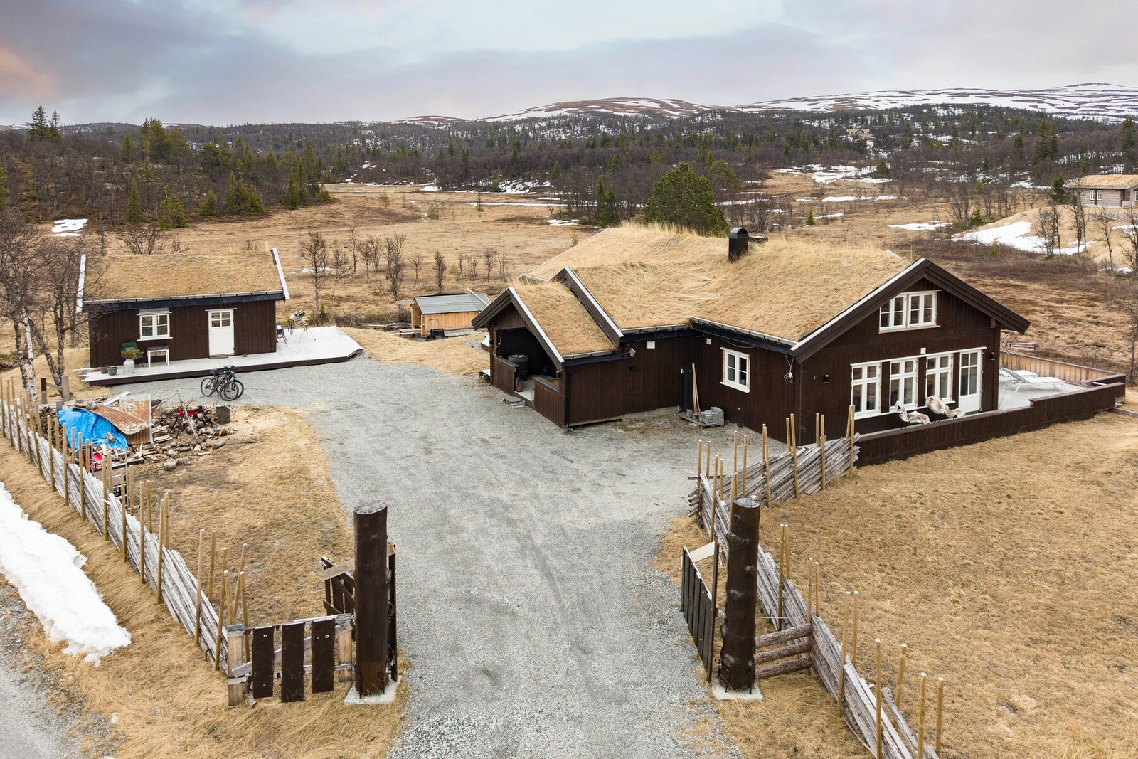 Hytte med tilhørende anneks. Galleribilde