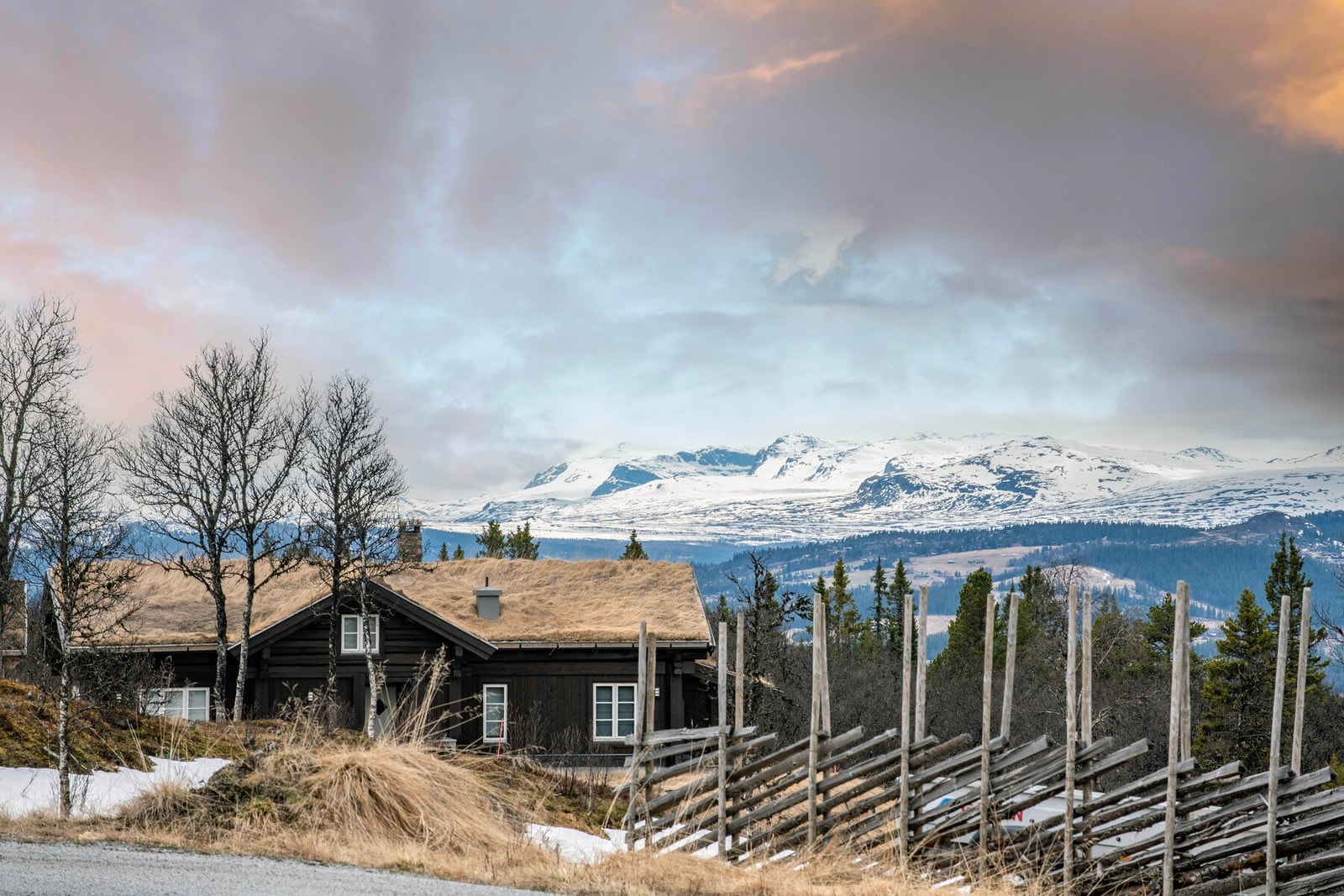 Her får du vakker utsikt utover mott flotte fjell. Galleribilde
