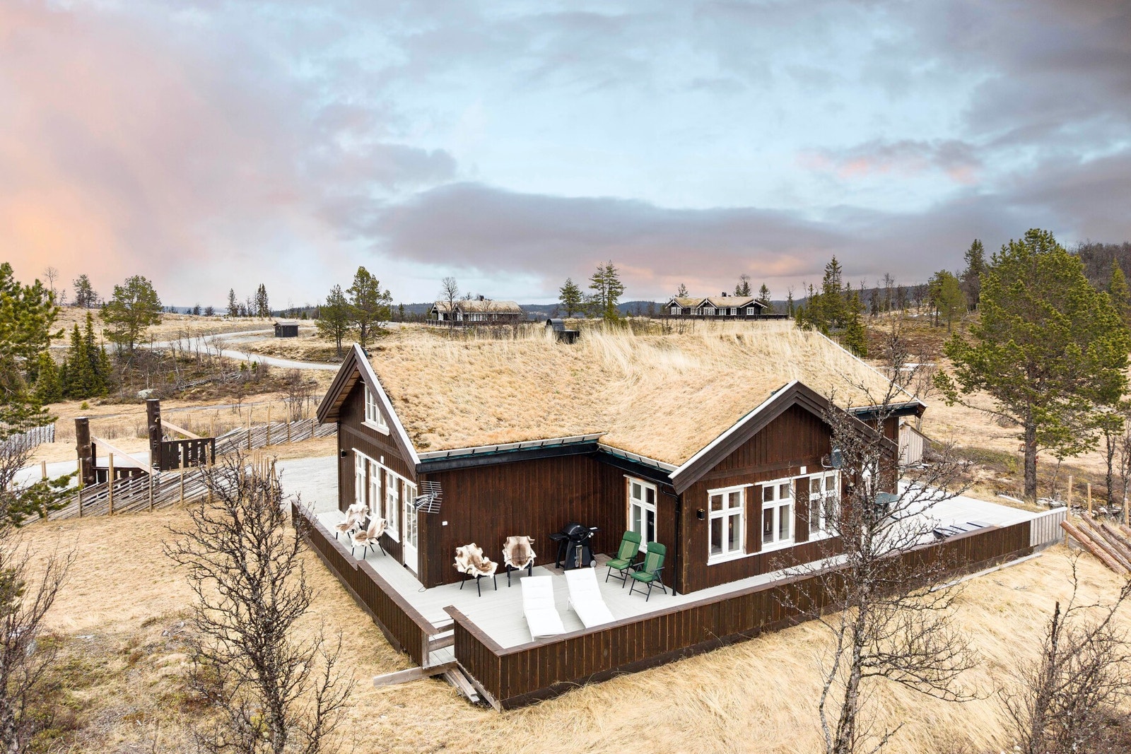 Romslig og solrik veranda rundt flere av sidene til hytta. Galleribilde