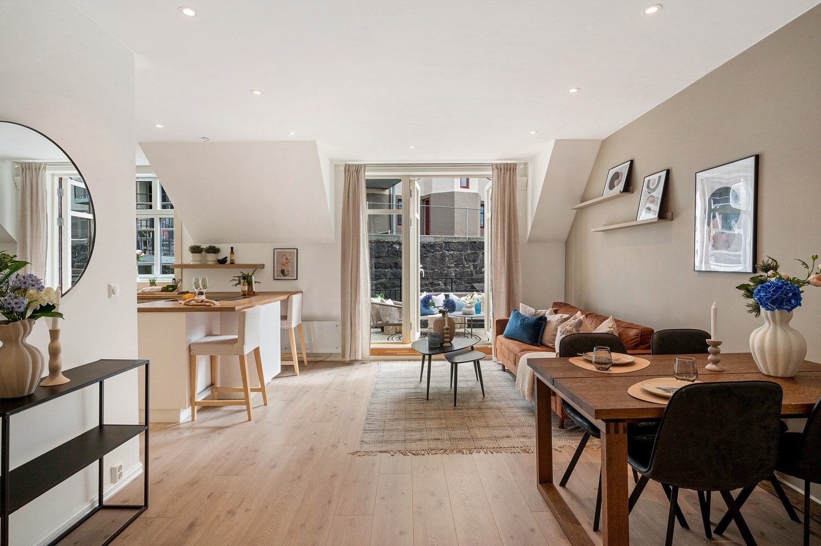 - Leiligheten har et innvendig bruksareal på 56 m², og inneholder entré/gang, stue/kjøkken, to soverom og bad - Galleribilde