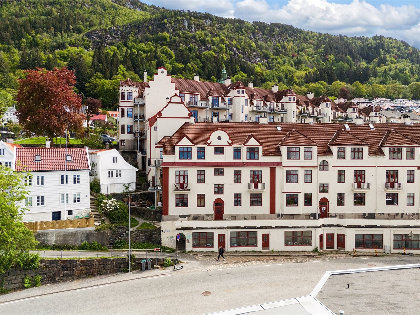 - Leiligheten ligger i en ærverdig bygård, tegnet av arkitekt Erlend Tryti - Galleribilde