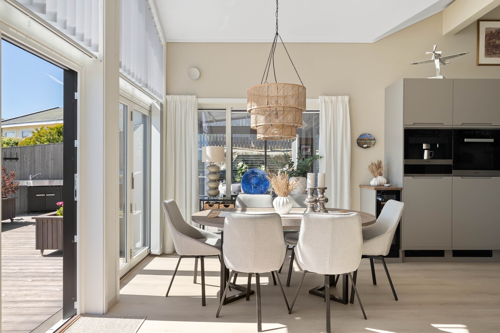 Innbydende spiseområde med direkte tilgang til solrik terrasse. Galleribilde