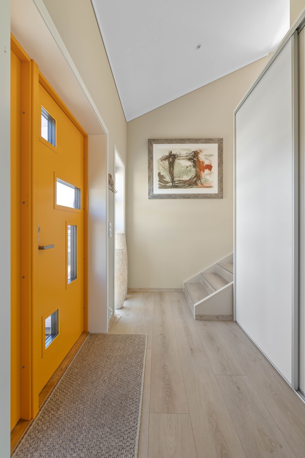 Hallen gir et godt førsteinntrykk med skyvedørsgarderobe. Galleribilde