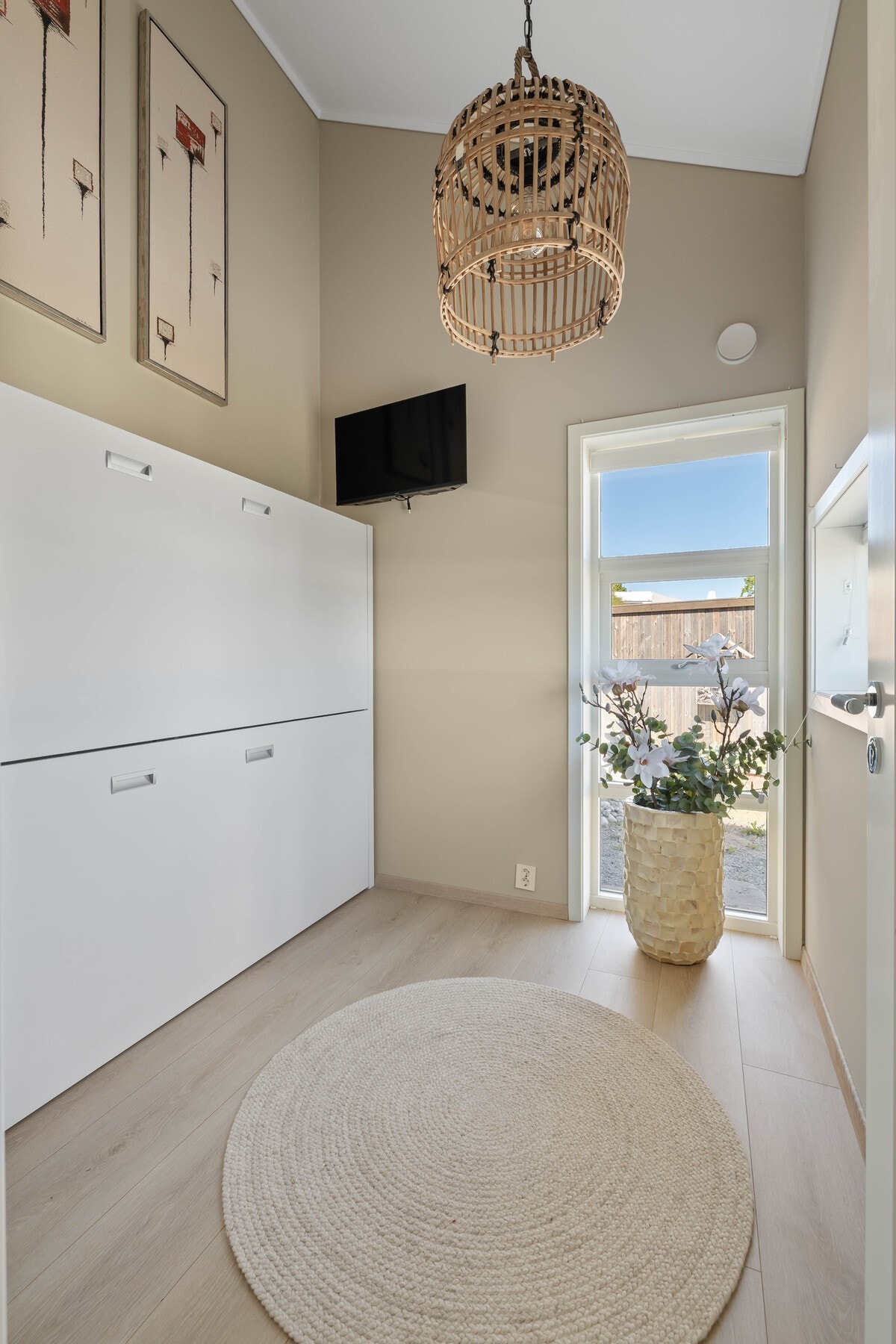 Garderoberom, også benyttet som soverom med nedfellbar køyeseng. Galleribilde