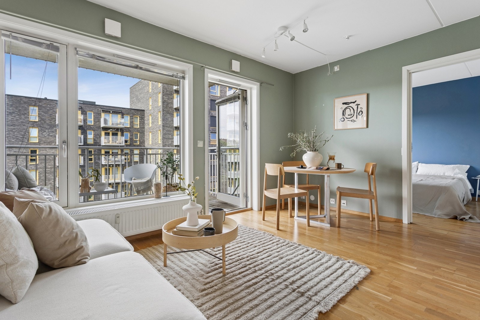 Det er god plass til både sofagruppe og spisebord i stuen Galleribilde