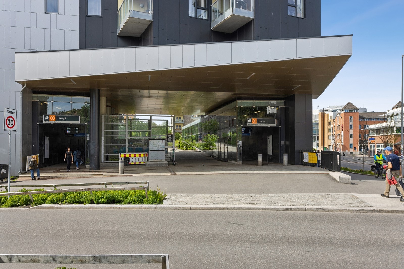 Boligen ligger med T-banestasjonen på Ensjø i umiddelbar nærhet Galleribilde