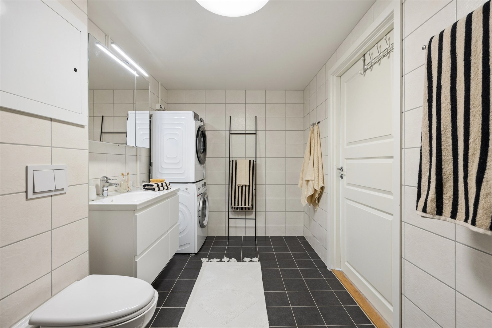 Baderommet kan innredes med ytterligere baderomsmøblement uten at det løper risiko for å skulle oppleves trangt. Her kan du innrede som du måtte ønske. Galleribilde