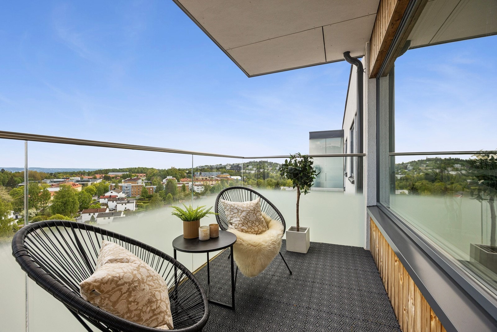 Balkongen er sørlig vendt, med fine solforhold og uten gjenboere. Her kan du nyte privatlivet i fred og ro. Galleribilde