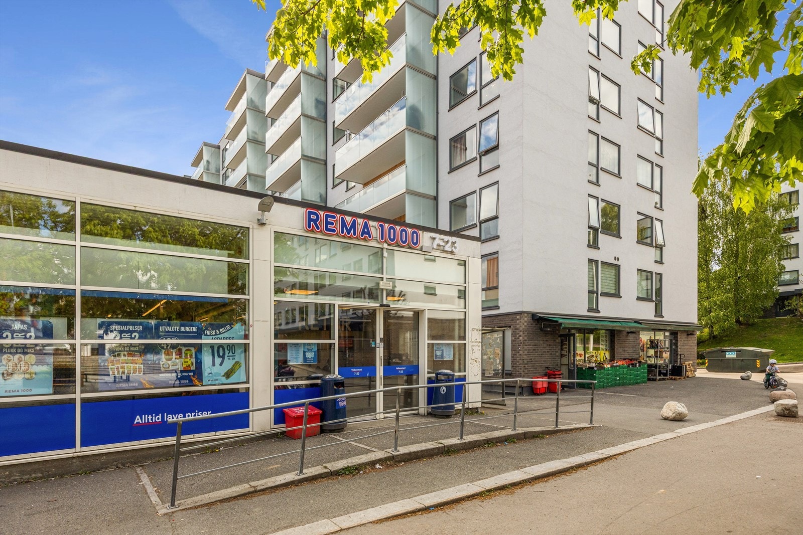 En av områdets flere dagligvarebutikker befinner seg få meter fra utgangsdøren. Galleribilde