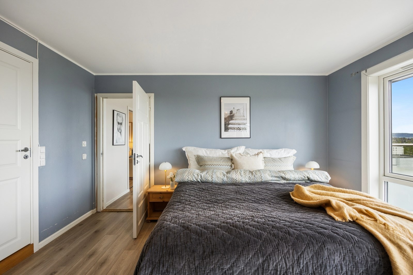 Soverommet har god plass til dobbeltseng og annen møblering, og har adkomst inn til boligens bad inn døren til venstre. Galleribilde