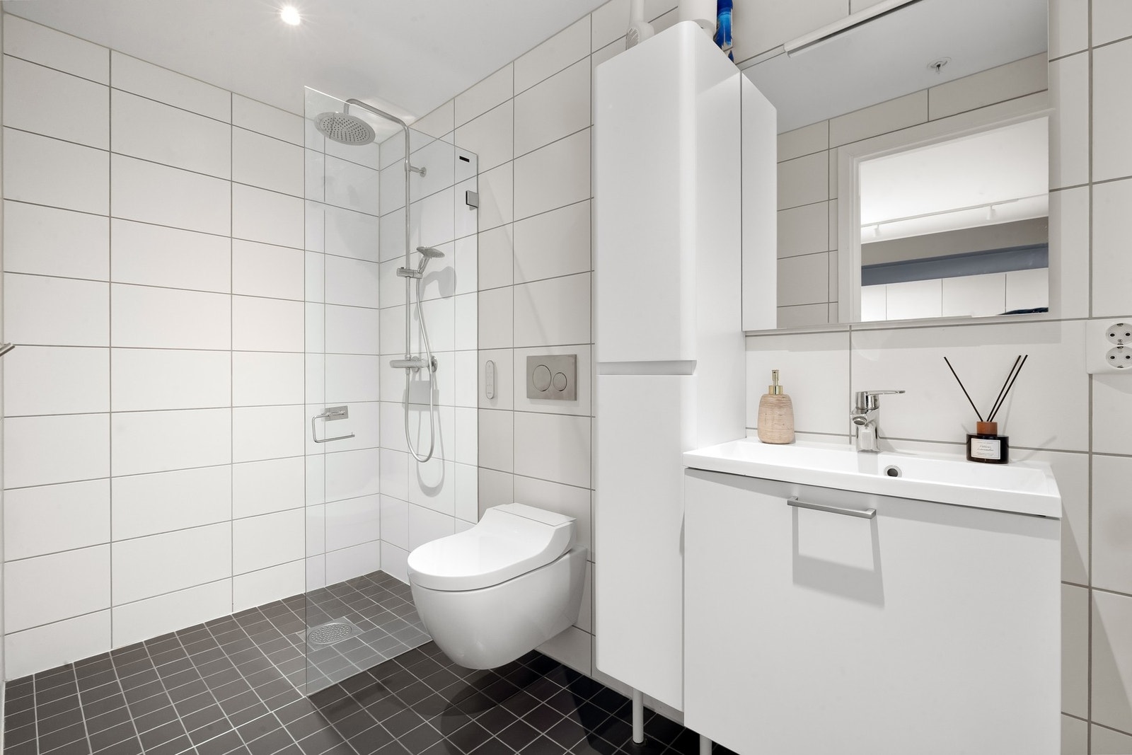 Badet tilhørende hovedsoverommet med samme materialvalg som på hovedbadet Galleribilde