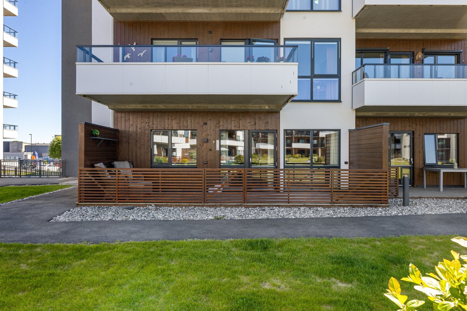 Fra stuen er det direkte utgang til en romslig vestvendt terrasse på 18 kvm Galleribilde