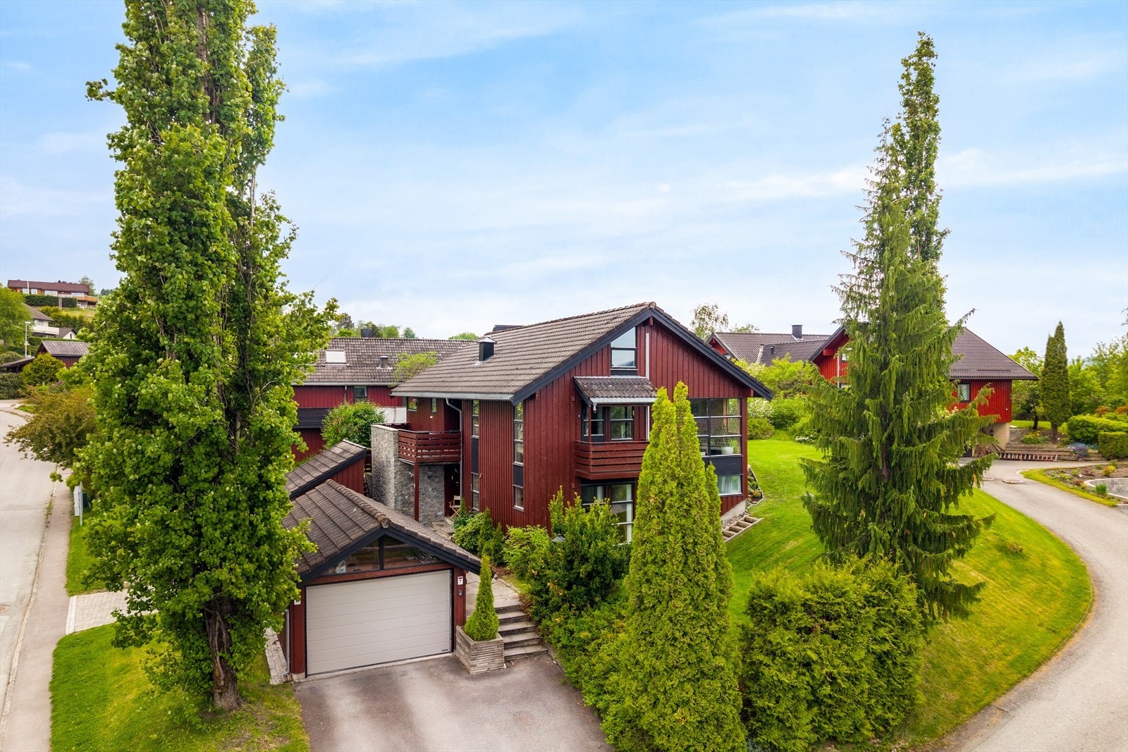 Lokes veg 19 er en innholdsrik enebolig med attraktiv beliggenhet i et rolig og etablert boligområde. Galleribilde