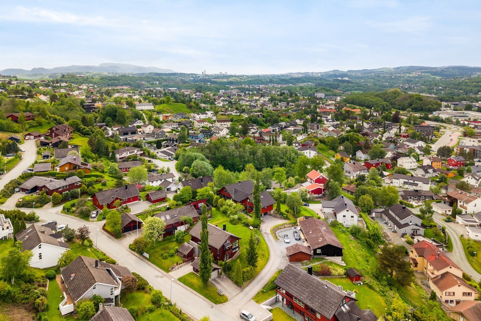 Eiendommen har en attraktiv beliggenhet i et rolig, veletablert og barnevennlig boligområde. Her bor man tilbaketrukket og fredelig, samtidig som man har kort vei til det meste man trenger i hverdagen. Galleribilde