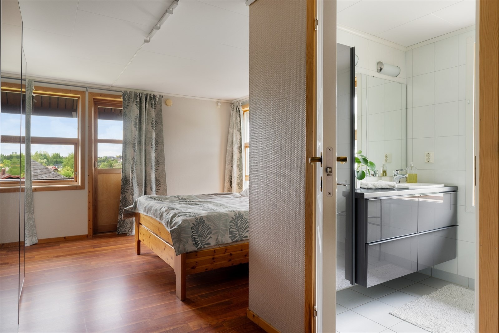 Soverommet disponerer eget bad og har i tillegg utgang til privat balkong med flott utsyn over nærområdet. Galleribilde