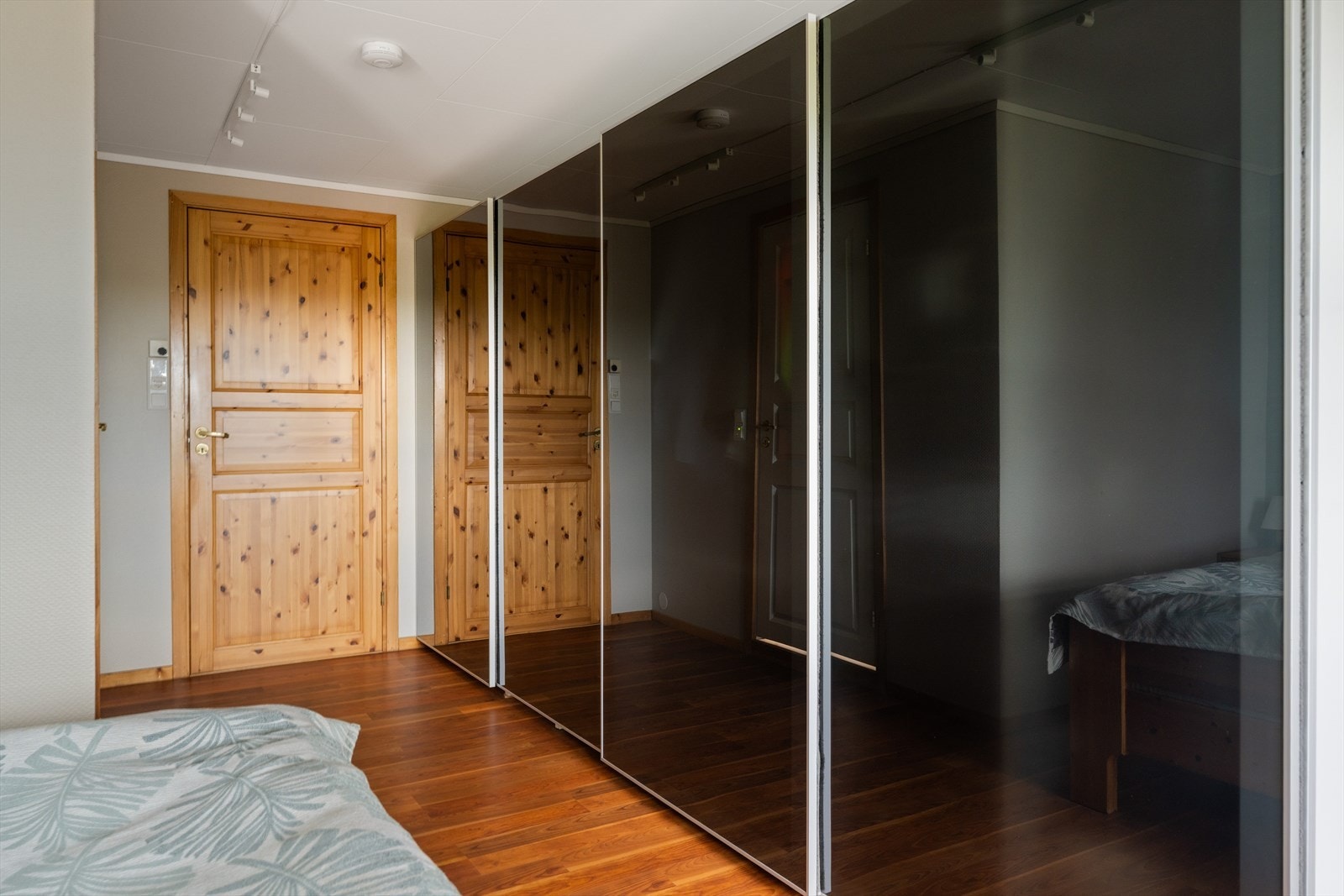 Det er etablert en stor skyvedørsgarderobe langs den ene veggen på soverommet, som gir rikelig med plass til oppbevaring. Galleribilde