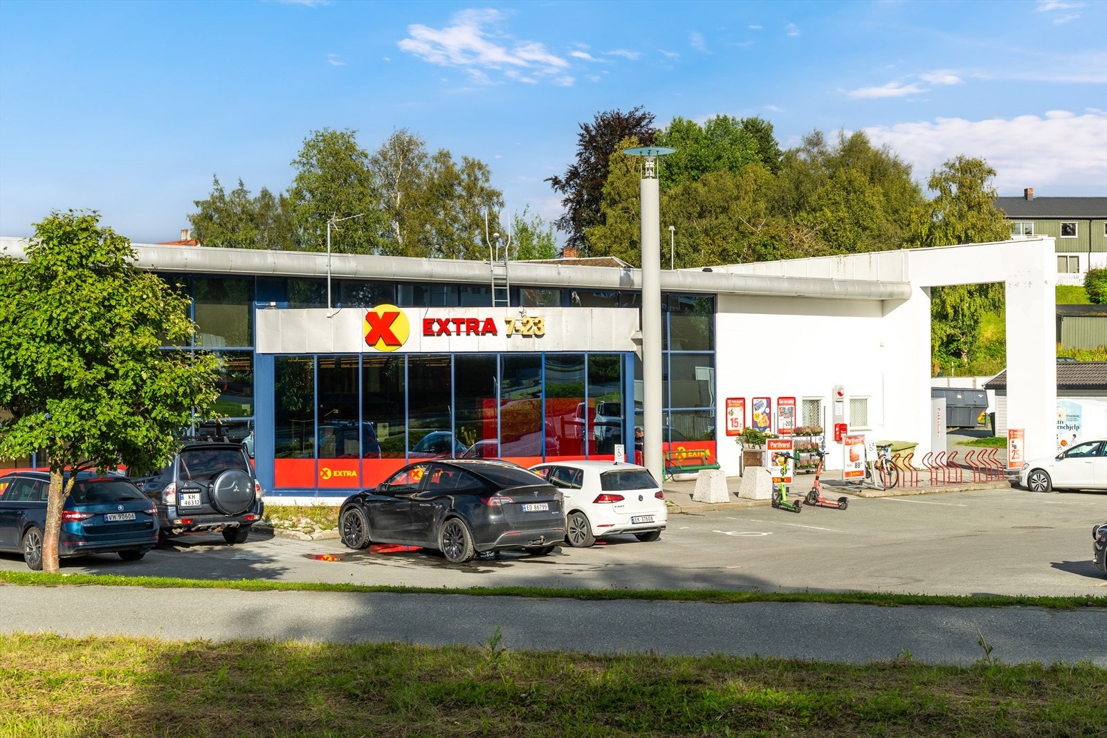 Ukeshandelen kan gjennomføres på Coop Extra Nidarvoll og Rema 1000 Nidarvoll, som ligger 10 minutter unna i gangavstand. Sistnevnte har søndagsåpen avdeling. Galleribilde