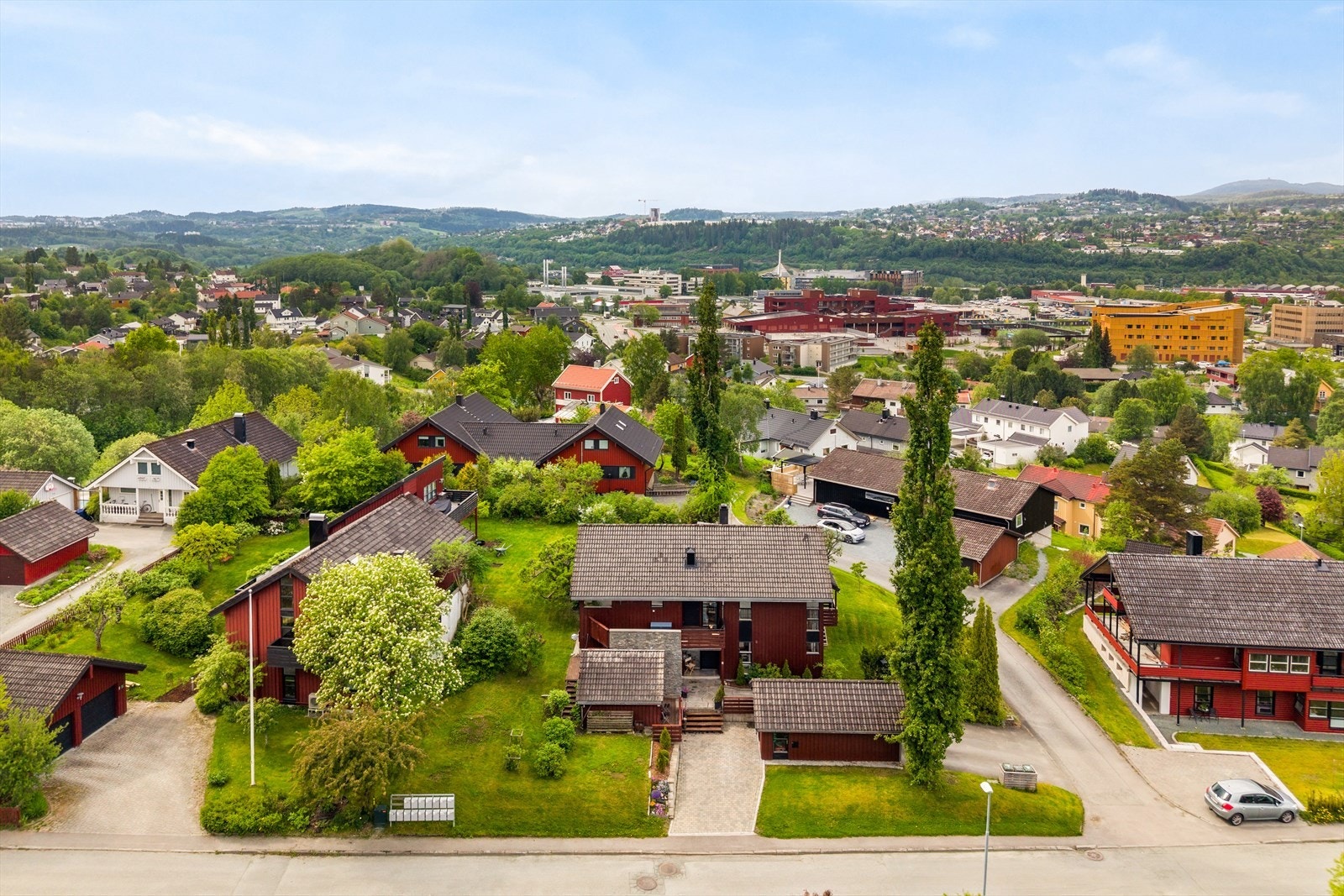 Boligen er oppført i 1980 og går over tre innholdsrike plan. Planløsningen er gjennomtenkt og fleksibel, med flere oppholdssoner som gjør boligen godt egnet for familier i ulike livsfaser. Galleribilde