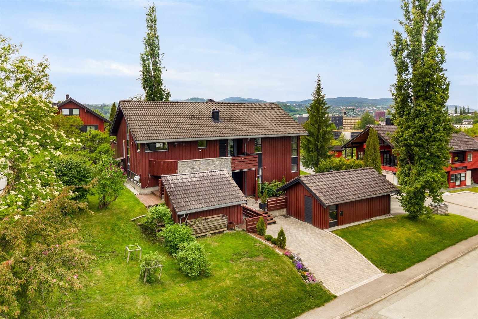 Eiendommen har gode parkeringsmuligheter med parkering i garasje samt oppstillingsplasser både foran og bak garasjen. Det er i tillegg etablert ladeboks for elbil. Galleribilde