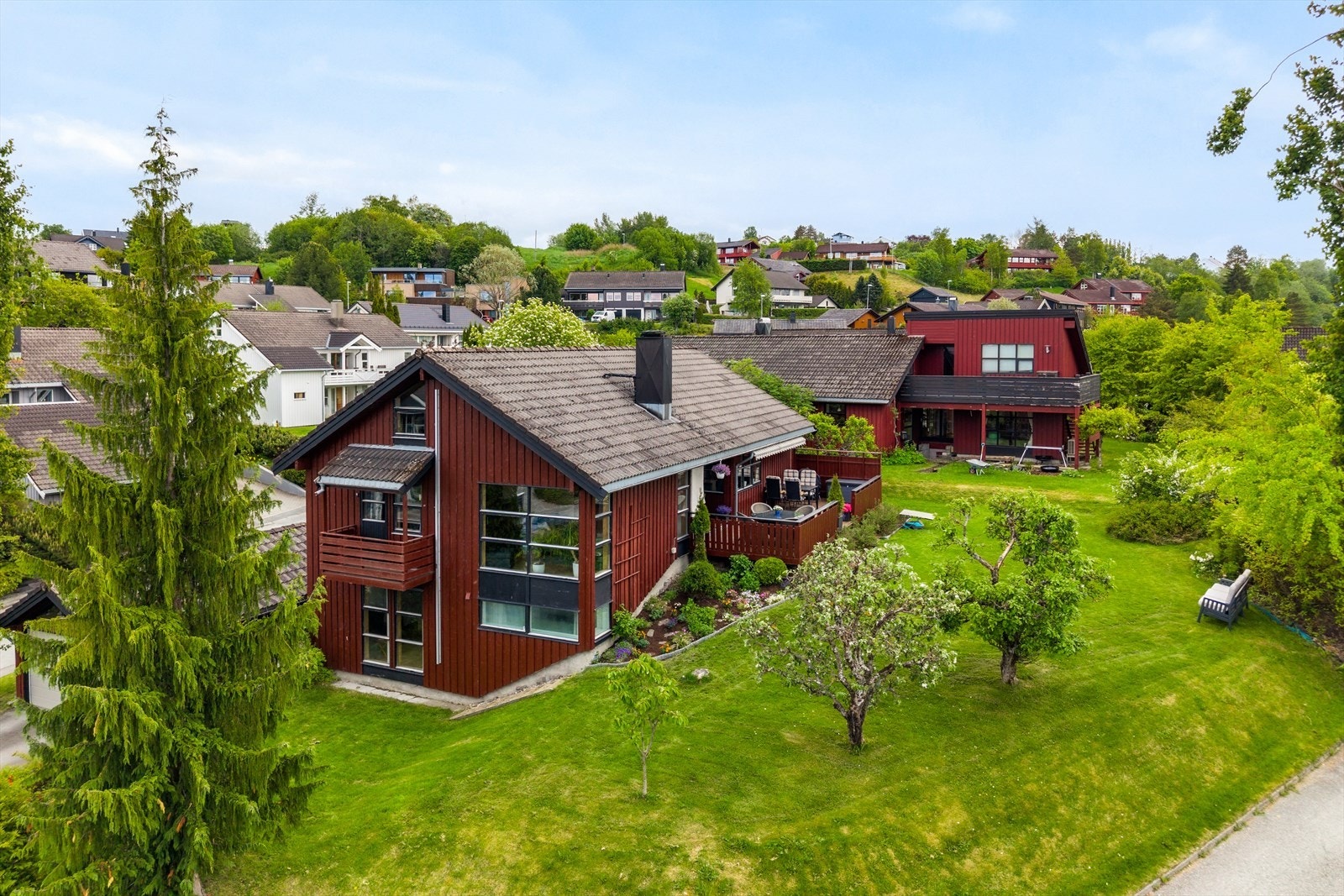 Tomten er på over ett mål og fremstår pent opparbeidet med plenarealer, beplantninger og blomsterbed som skaper en lun og innbydende ramme rundt boligen. Galleribilde
