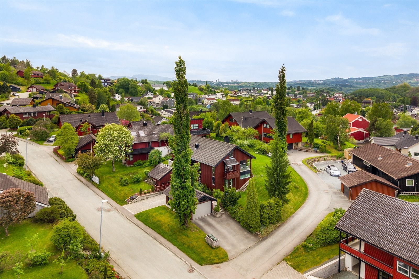 Eiendommen ligger skjermet til i en blindvei, noe som gir lite trafikk og en trygg ramme rundt hverdagen. Galleribilde