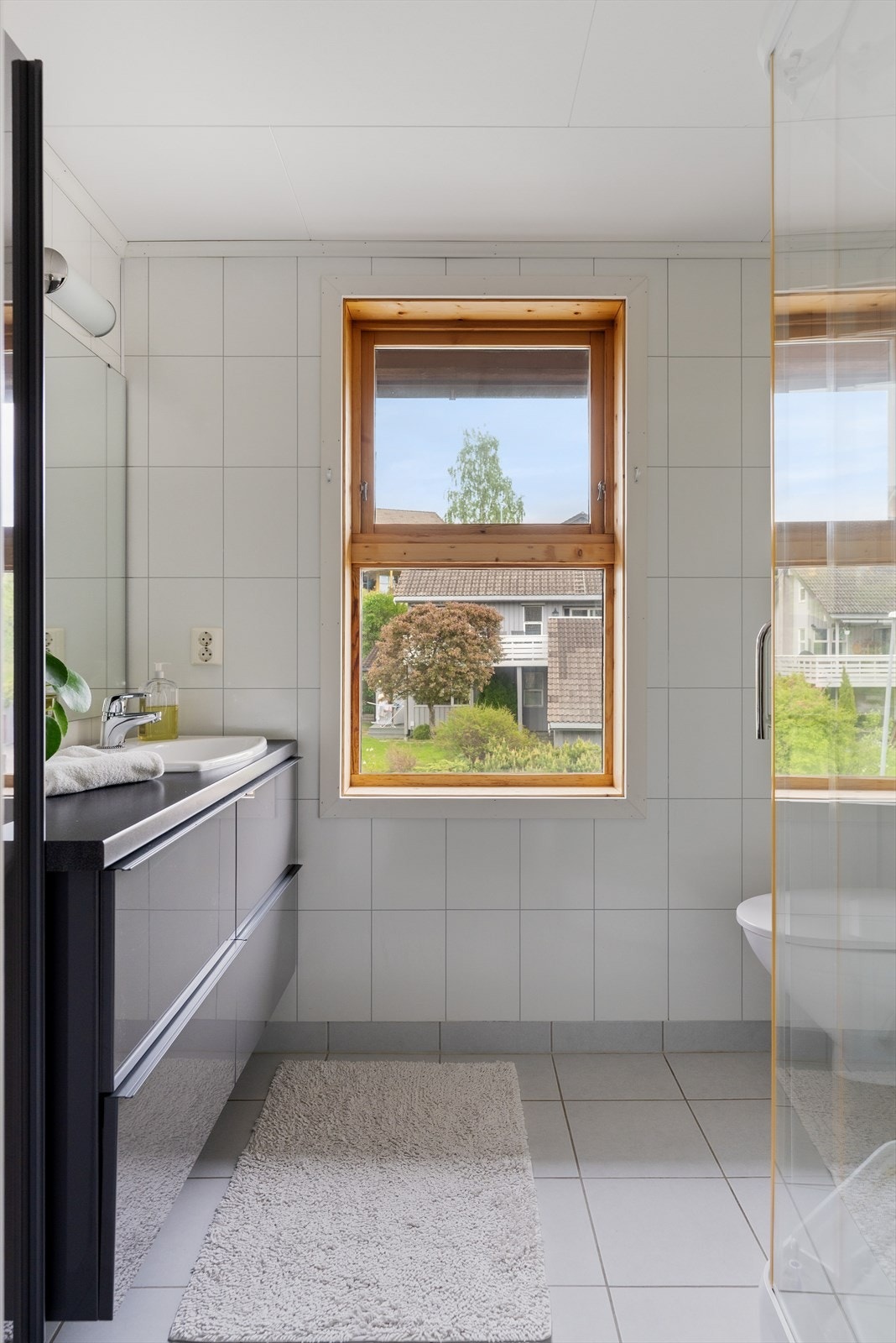 Badet er utført med fliser på gulv og baderomsplater på vegger. Galleribilde