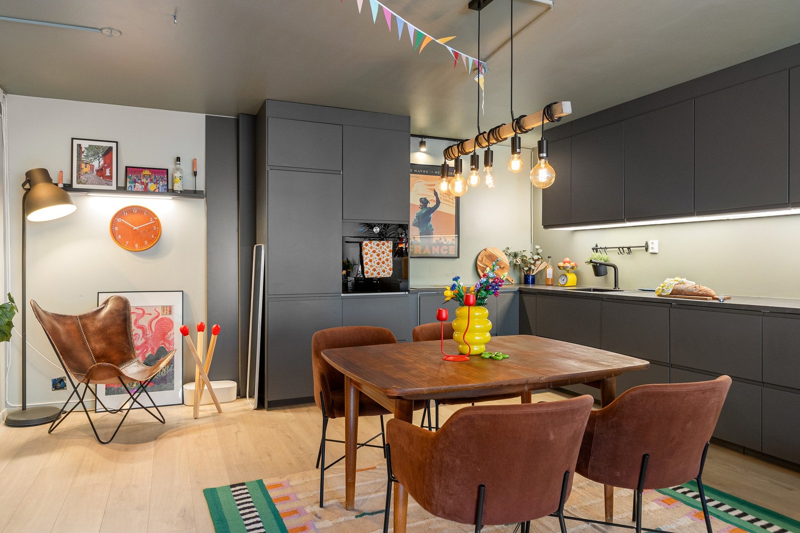 Stilrent Ikea-kjøkken fra 2021 med glatte fronter og benkeplate av laminat. Galleribilde