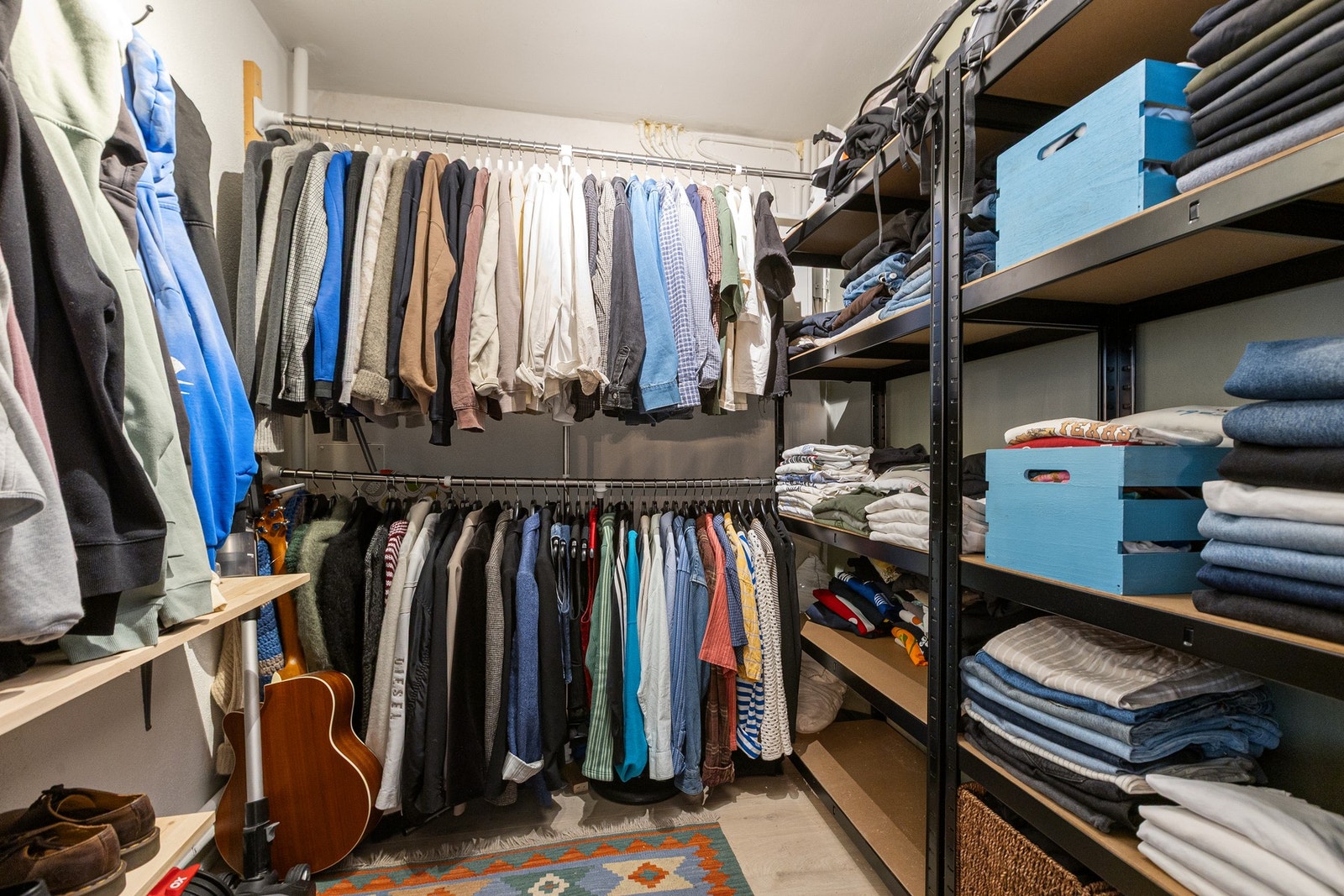 Boden er innredet som en praktisk walk-in-garderobe med svært gode oppbevaringsmuligheter for klær, sko og øvrige eiendeler. Galleribilde