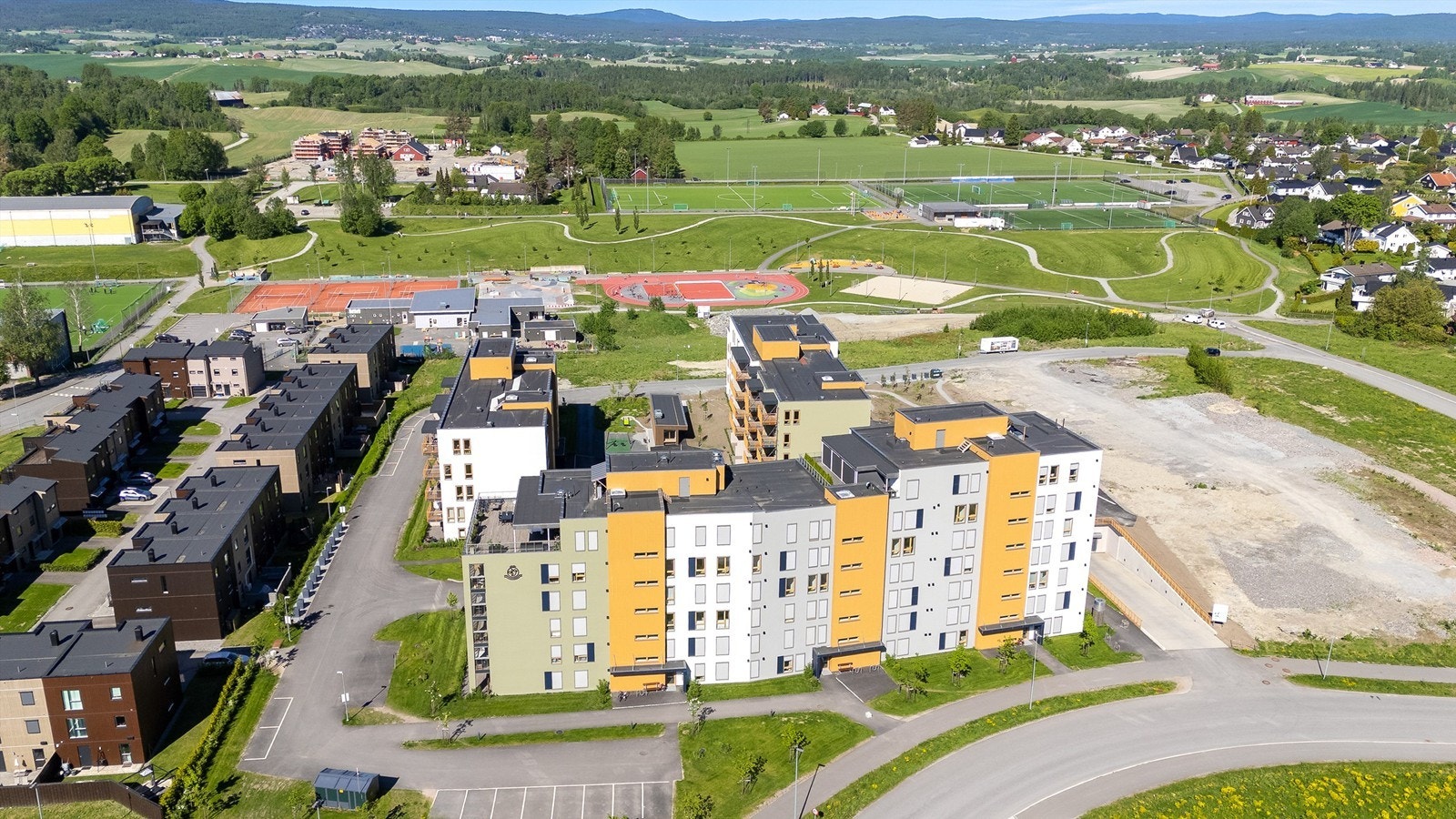 Eiendommen ligger sentralt i Kløfta sentrum. Galleribilde