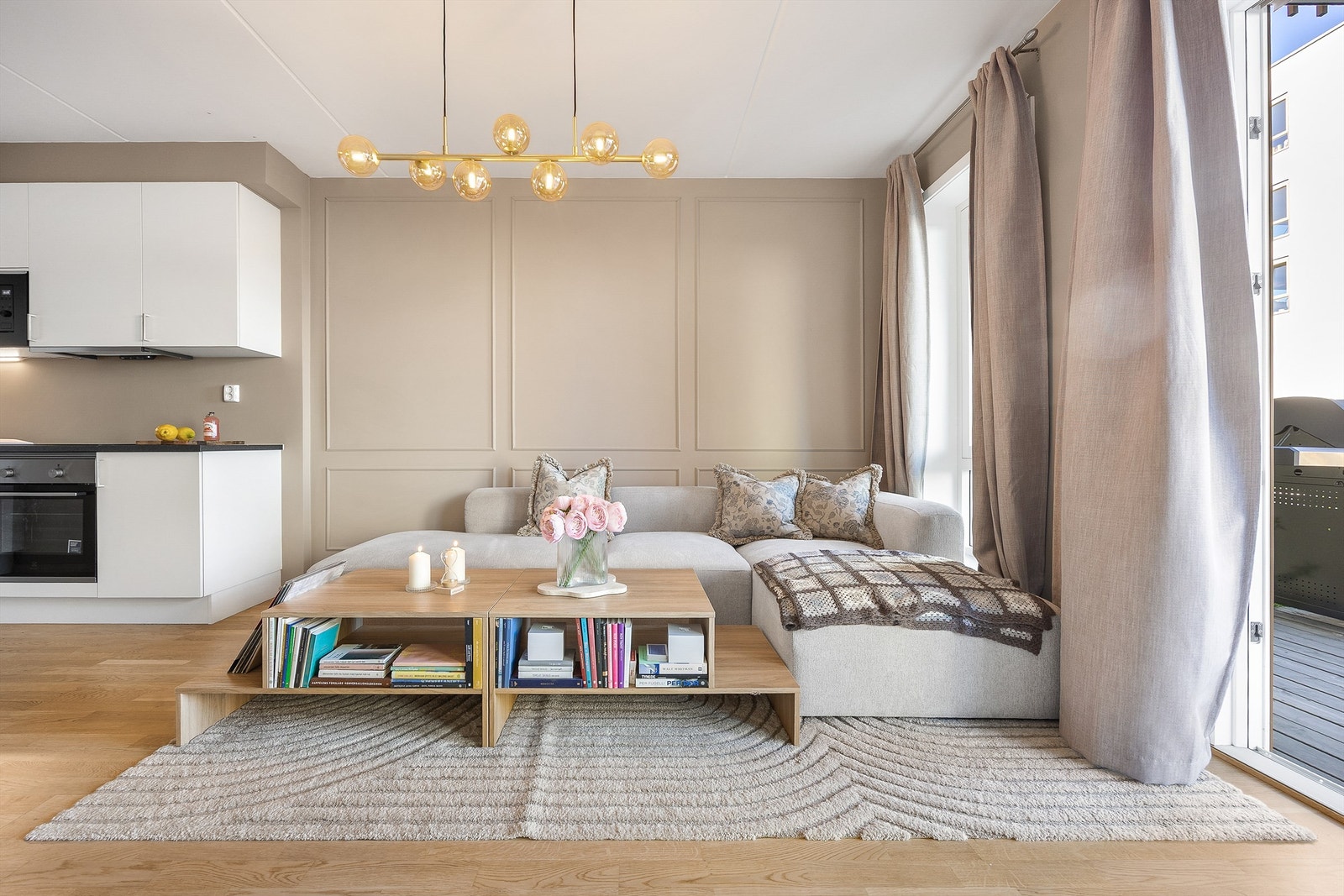 God plass til sofagruppe. Balansert ventilasjon med varmegjenvinning sikrer et sunt inneklima. Galleribilde