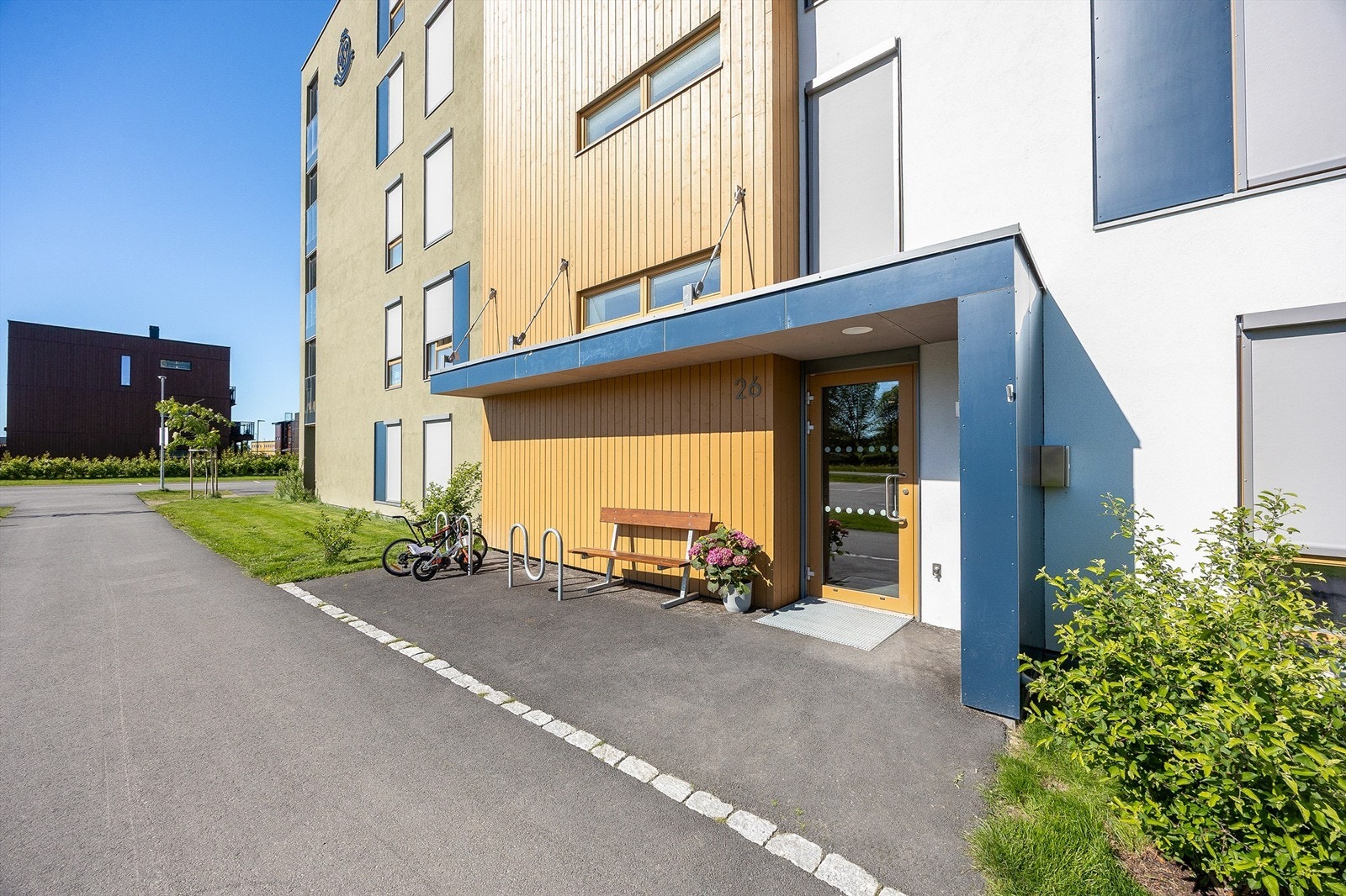Yttervegger i stål-, betong- og trekonstruksjon med pussede overflater og trepanel. Galleribilde