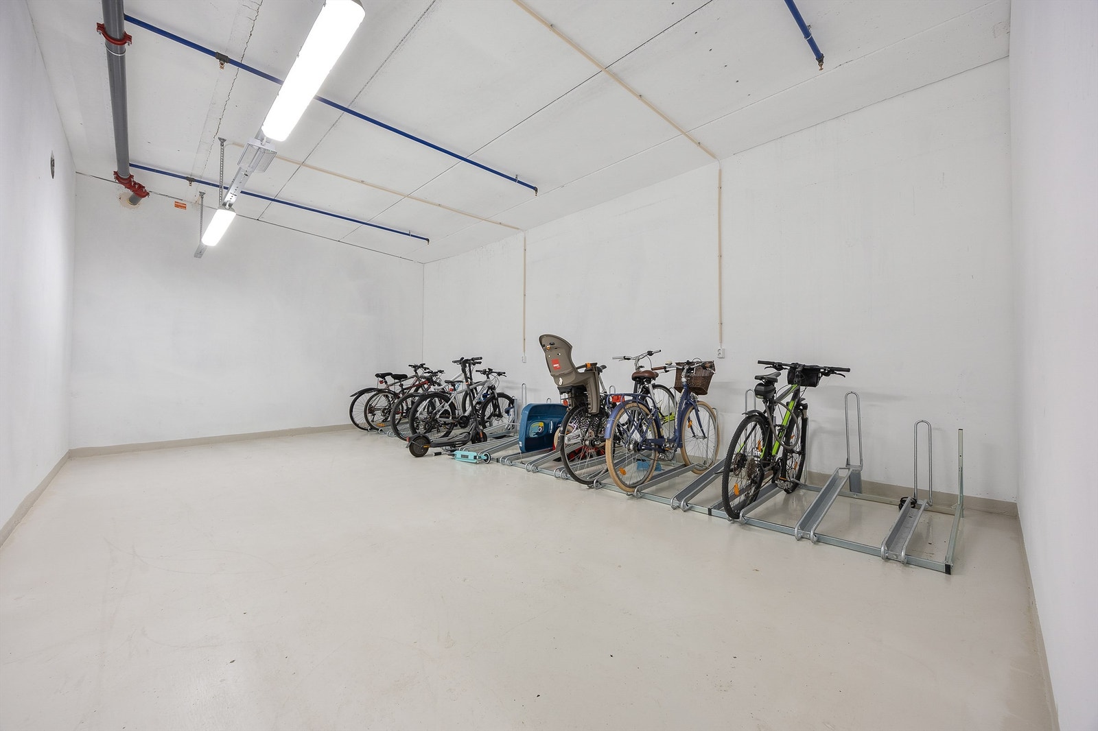 Felles sykkelparkering i kjelleren. Galleribilde