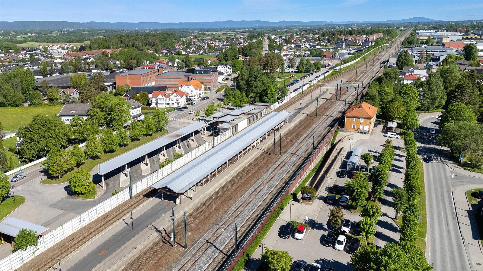 Kun få minutters gange til Kløfta stasjon med hyppige avganger mot Oslo og Gardermoen. Galleribilde