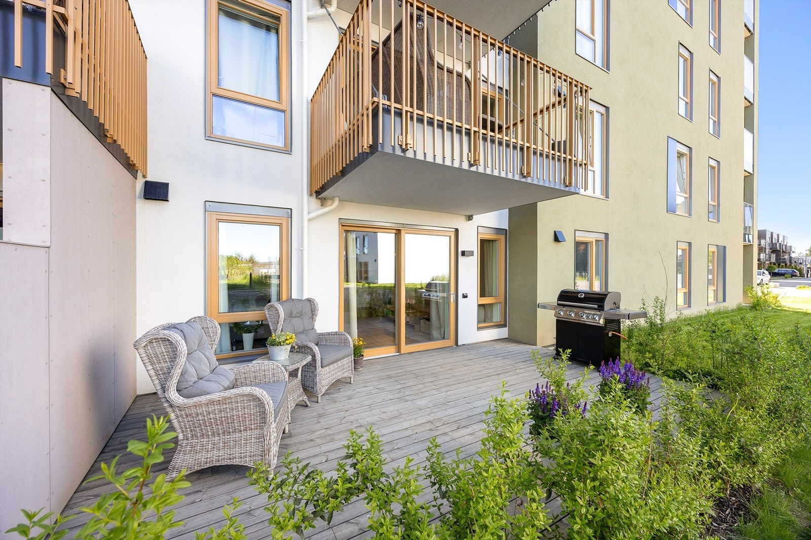 Fra stuen er det utgang til en stor markterrasse på ca. 22 kvadratmeter. Galleribilde