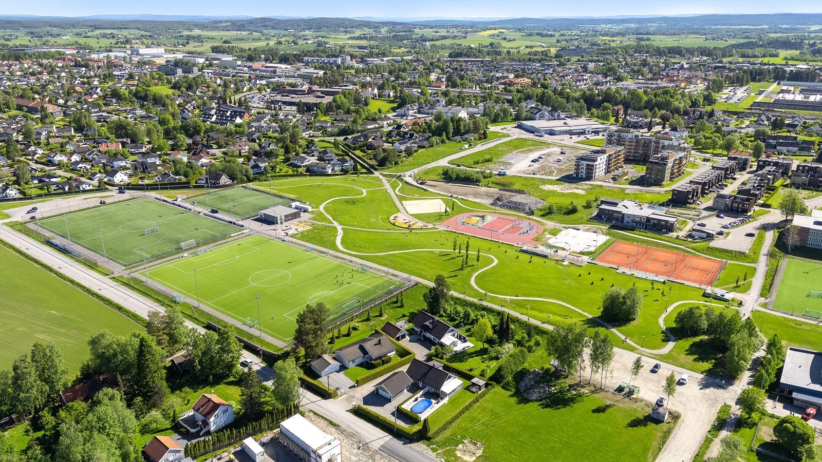 Rett utenfor døren ligger Bakkedalen idretts- og aktivitetspark. Galleribilde