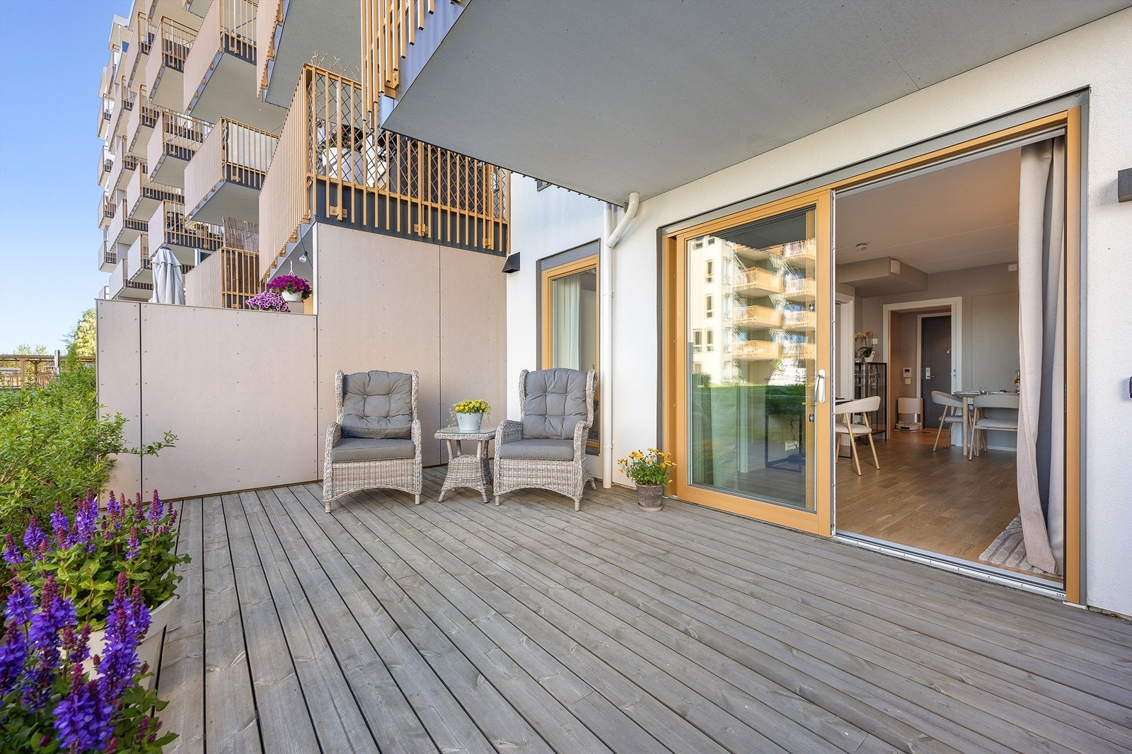 Markterrassen er bygget i trekonstruksjon med terrassebord på bjelkelag. Galleribilde