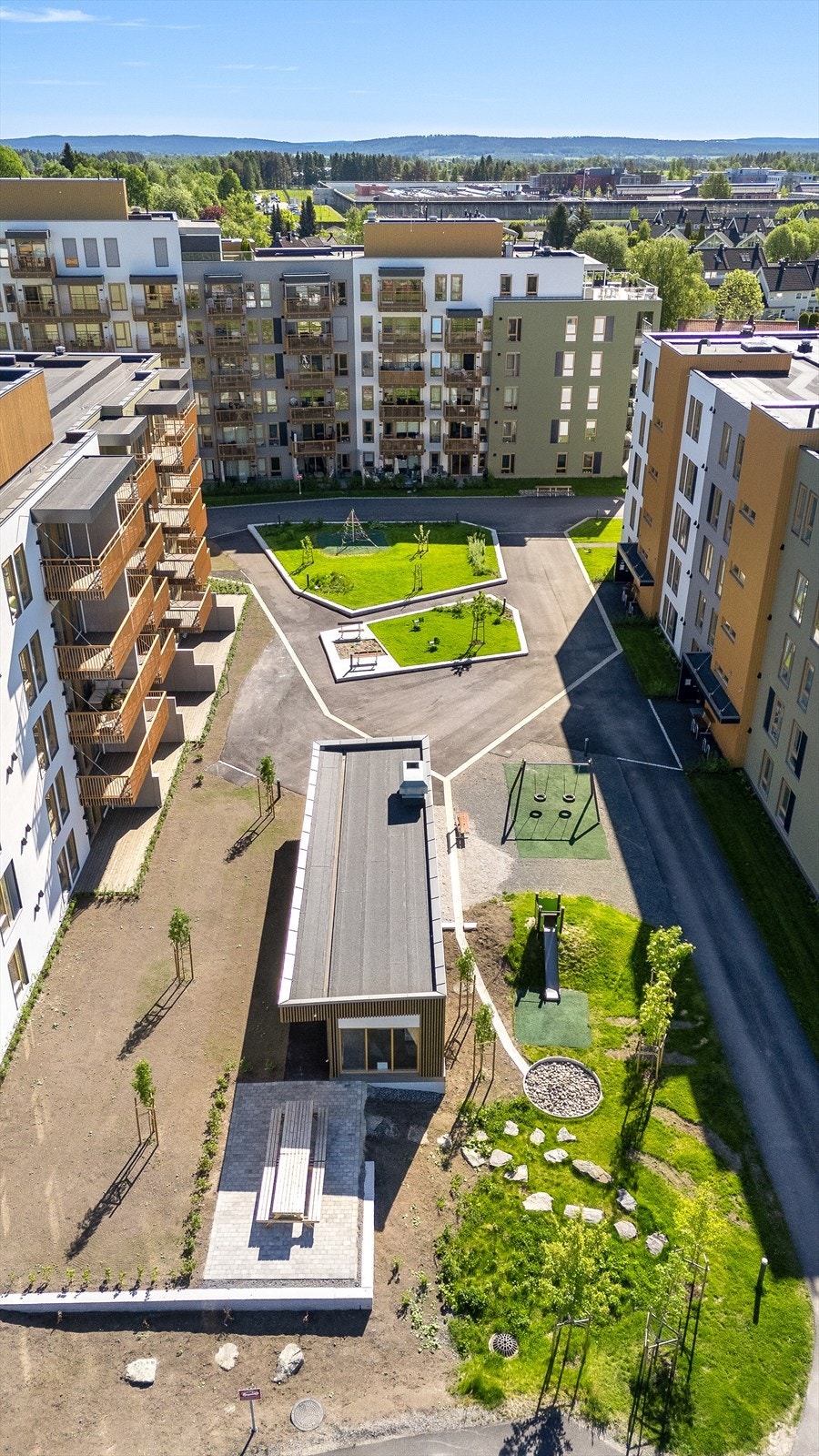 Borettslaget har felles uteområder med benker og lekeapparater. Galleribilde
