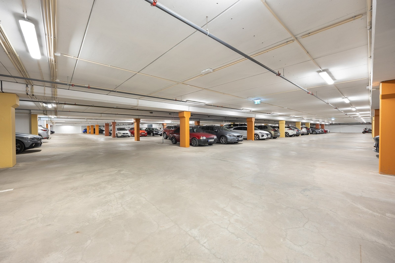 Felles garasjeanlegg i kjelleren med heisadkomst til leilighetsplan. Galleribilde