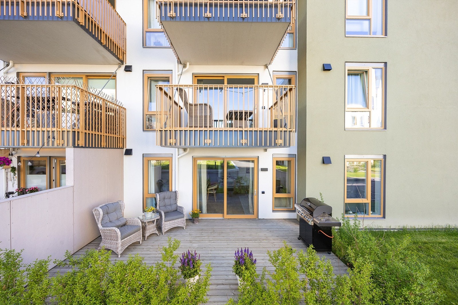 Direkte utgang fra stuen via terrassedør med trelags isolerglass. Galleribilde