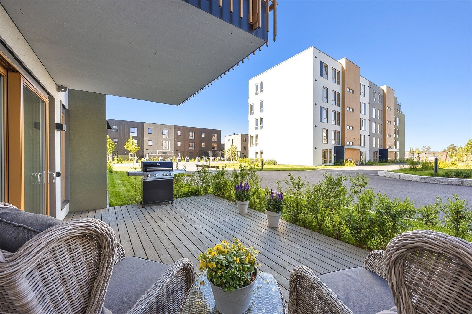 Uteplassen er skjermet med levegg og hekk. Galleribilde