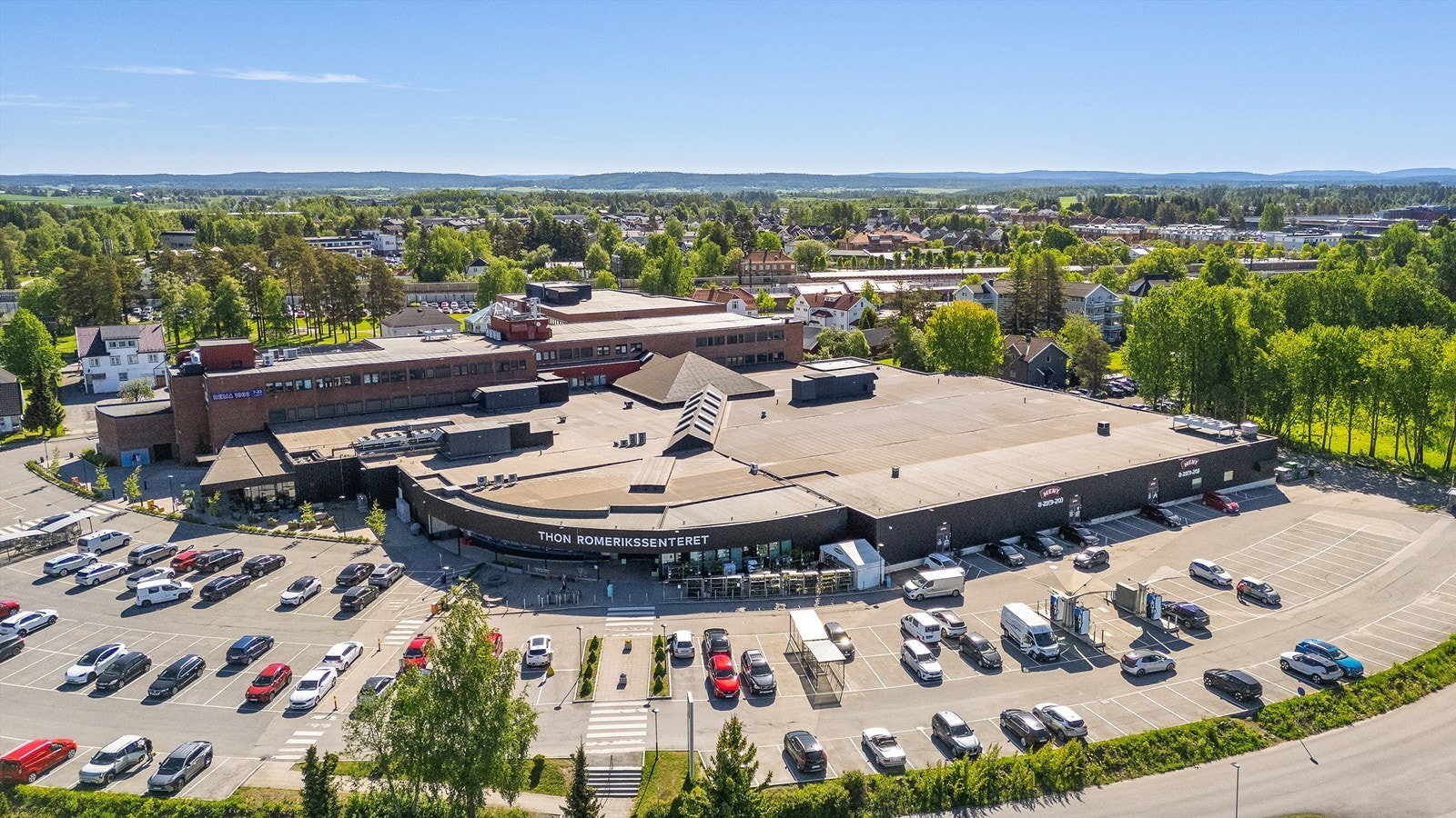 Romerikssenteret med et variert utvalg butikker og kafeer ligger i nærheten. Galleribilde