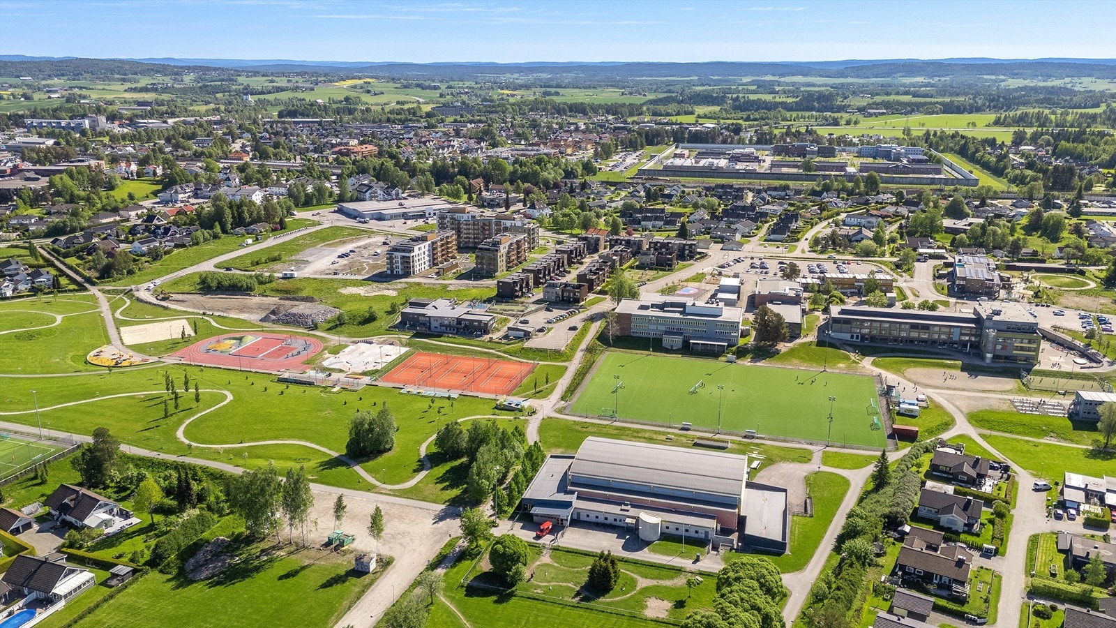 Parken byr på kunstgressbaner, tennis, sandvolleyball og lekeplasser. Galleribilde