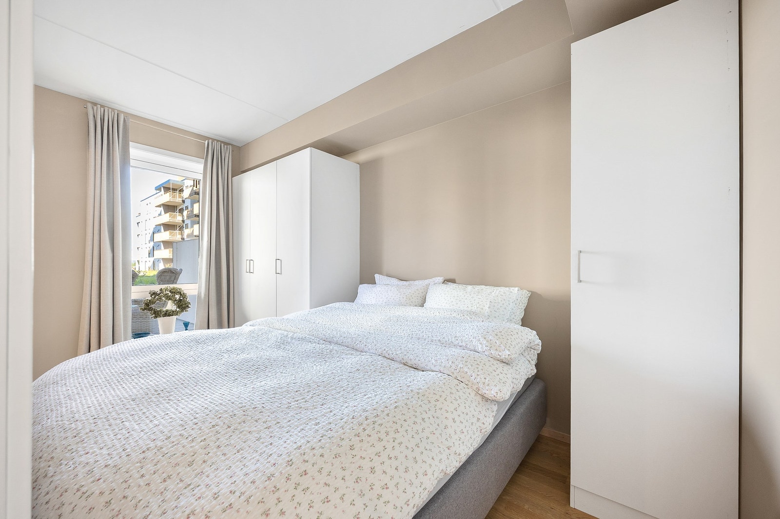 Soverom med plass til dobbeltseng og garderobeskap. Galleribilde